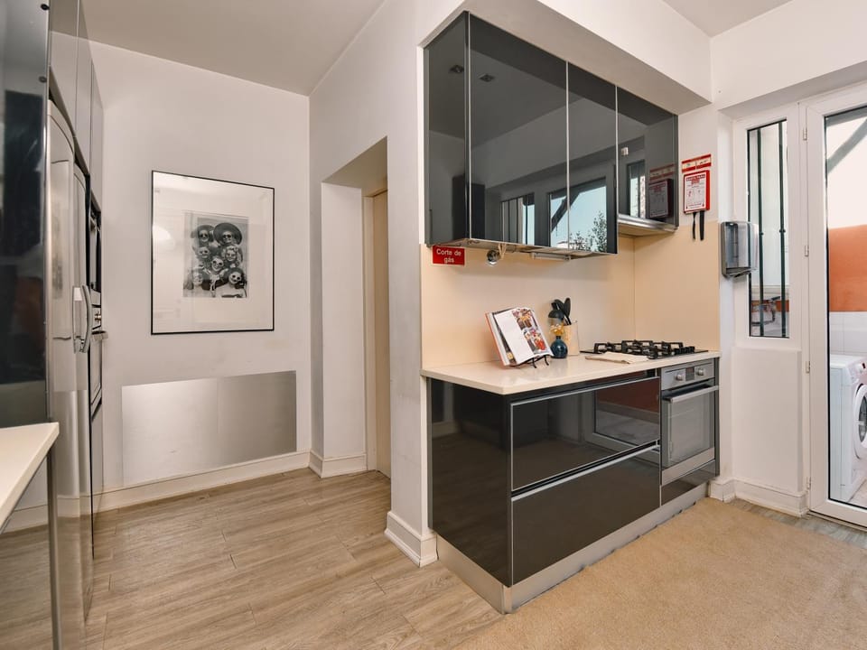 Kitchen or kitchenette, Inner courtyard view, Facility for disabled guests, oven, stove, elevator