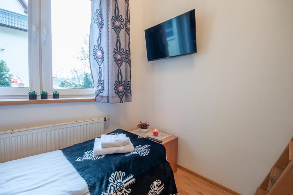 Bed, TV and multimedia, Photo of the whole room, Bedroom, towels