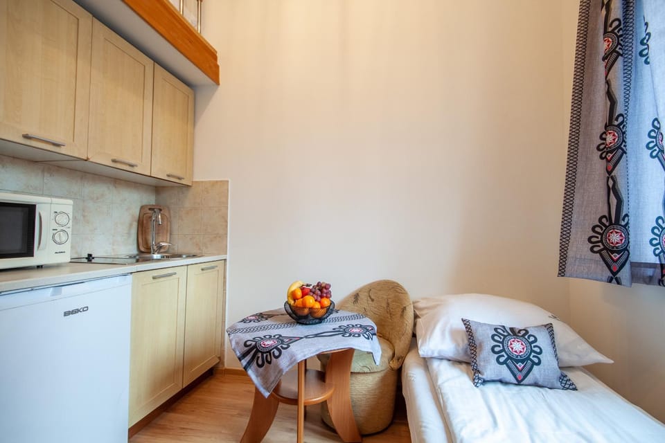 Bed, Kitchen or kitchenette, Living room, Food and drinks, Photo of the whole room, Seating area, Dining area, Bedroom, Food, oven, stove