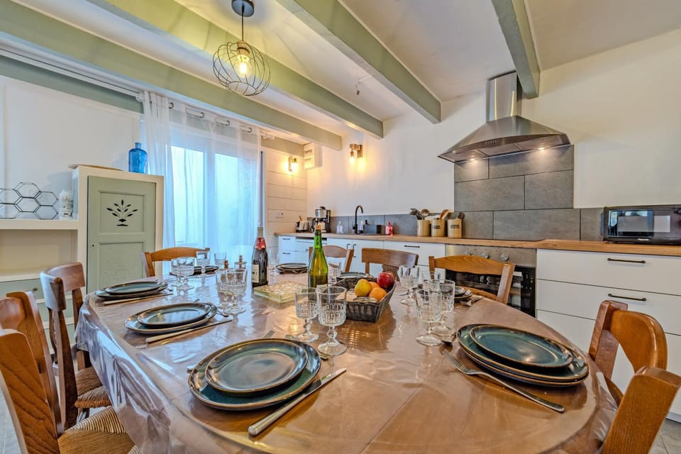Property building, Kitchen or kitchenette, Living room