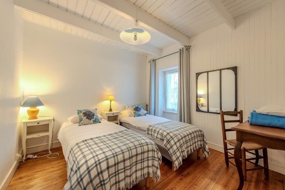 Property building, Living room, Bedroom