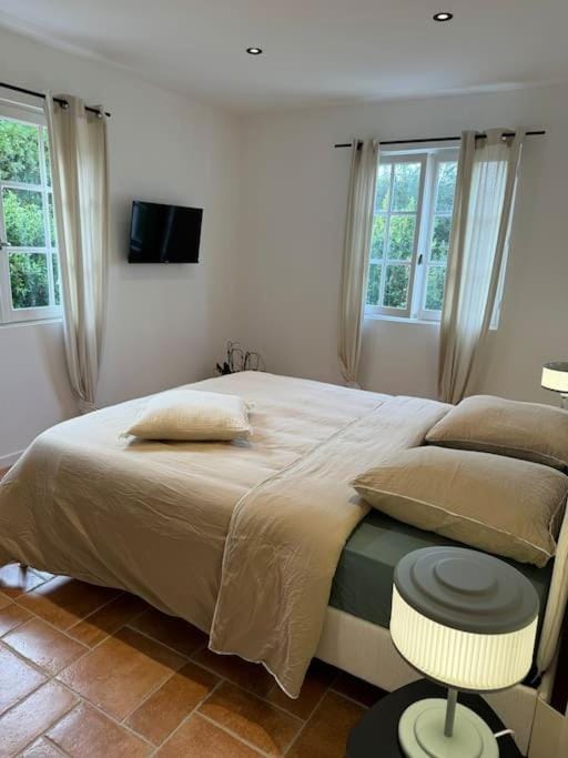 Bed, TV and multimedia, Photo of the whole room