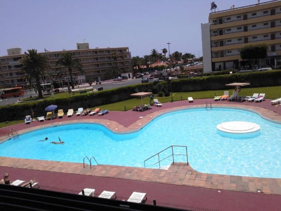 Property building, Day, Pool view, Swimming pool, sunbed