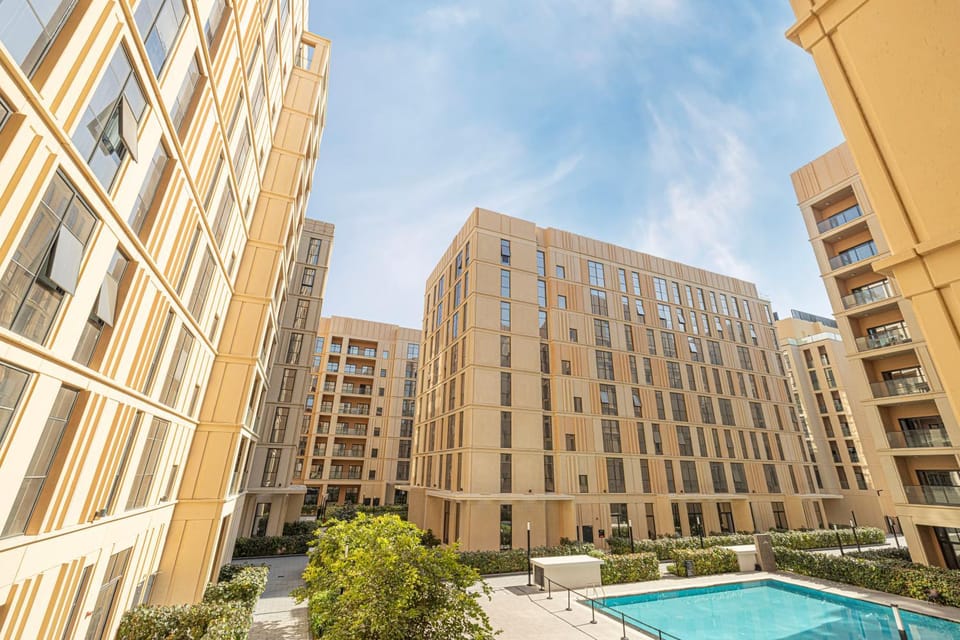 1BHK Poolview Apartment With Balcony - Timber Retreat Apartment in Al Sharjah