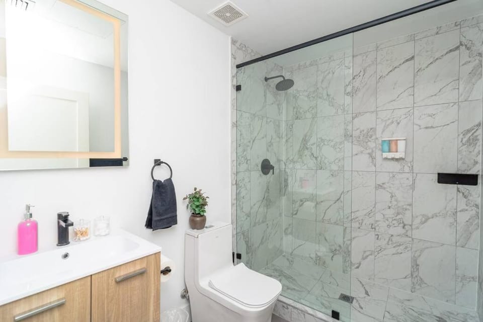 Central 1BR in Miami with King Bed Near Wynwood and Marlins Park Apartment in Miami