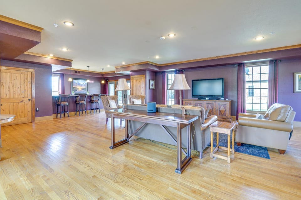 Private Hot Tub: 'Bays View Lodge' in Kingsport! House in Kingsport