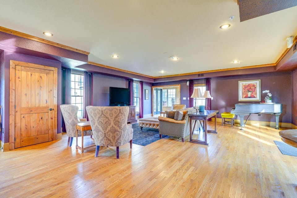 Private Hot Tub: 'Bays View Lodge' in Kingsport! House in Kingsport