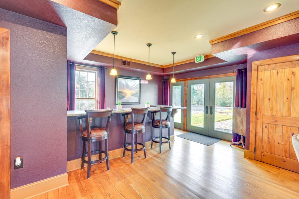 Private Hot Tub: 'Bays View Lodge' in Kingsport! House in Kingsport