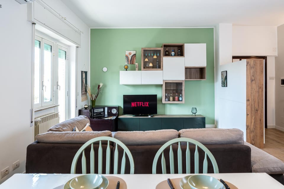 TV and multimedia, Living room, Seating area, Dining area