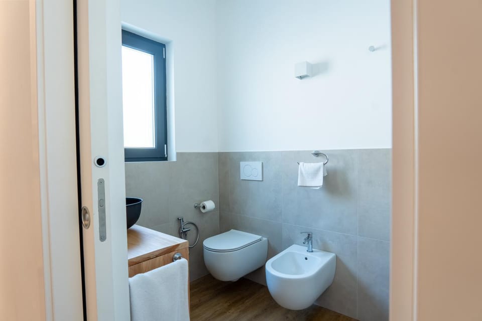 Toilet, Bathroom, bidet, towels
