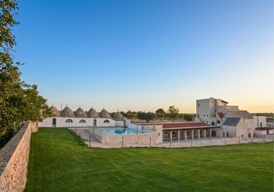 Property building, Day, Garden, Garden view, Swimming pool