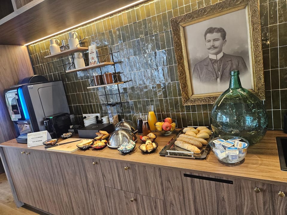 Breakfast, Internal: Not applicable to any particular room