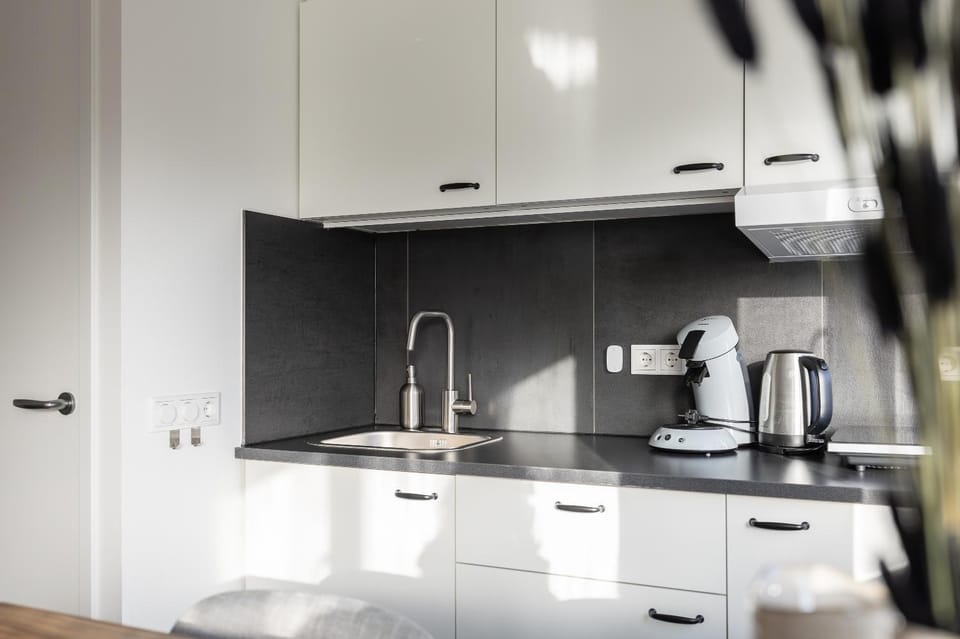 Coffee/tea facilities, Kitchen or kitchenette, stove
