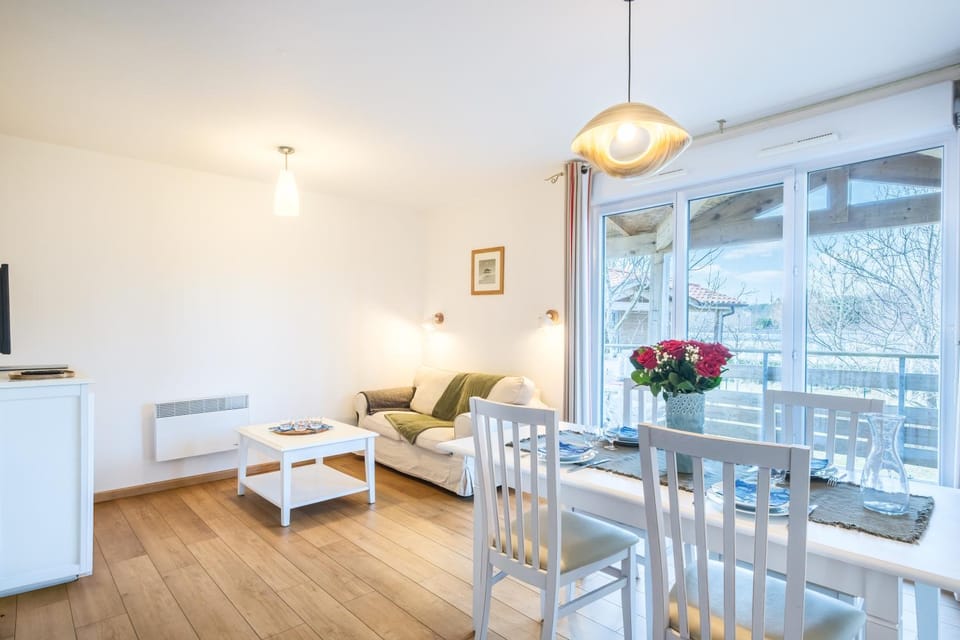 Living room, Seating area, Dining area, Meals, Lunch