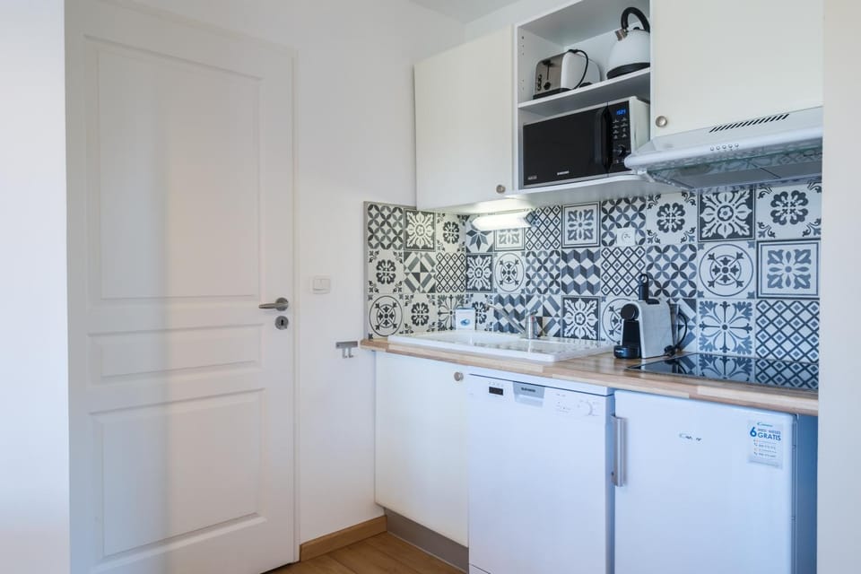 Kitchen or kitchenette, dishwasher, microwave