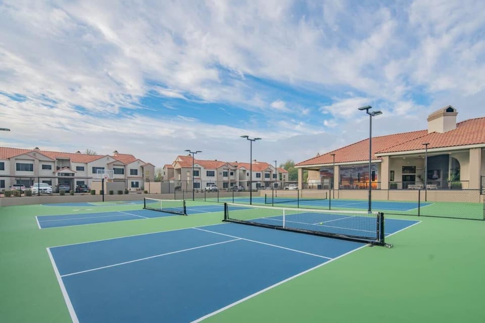 KingBed Golf Pickleball Pool Hot Tub Parking Apartment in Scottsdale