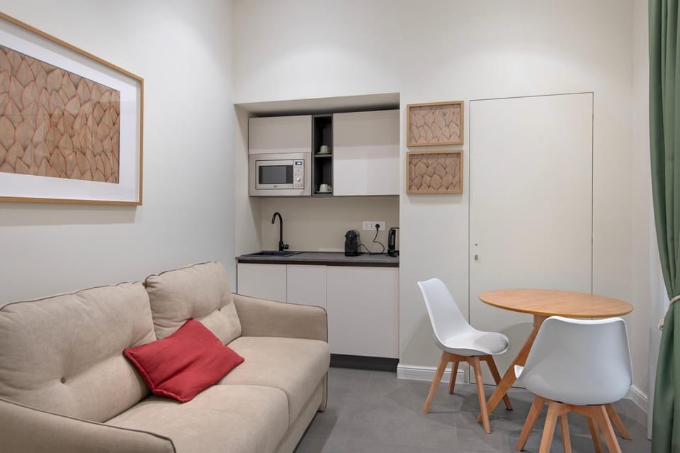 Kitchen or kitchenette, Living room, Seating area, Dining area