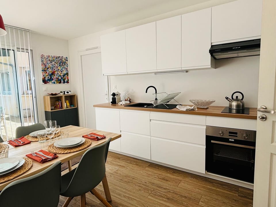 Kitchen or kitchenette, Dining area, oven, stove, toaster