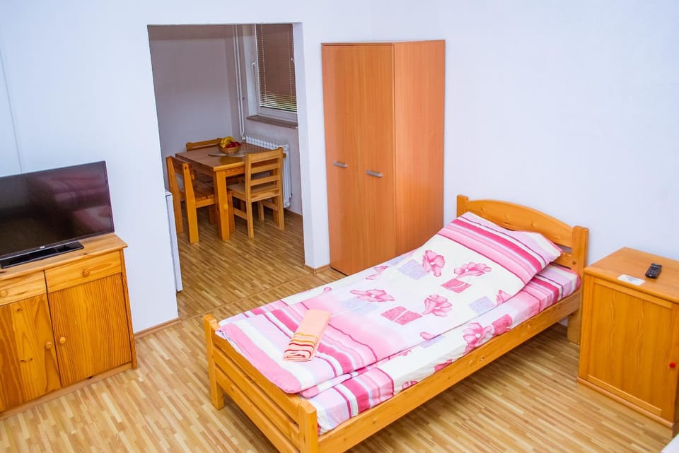 Shower, Toilet, Natural landscape, On-site shops, Bathroom, TV and multimedia, Kitchen or kitchenette, Bedroom, Supermarket/grocery shop