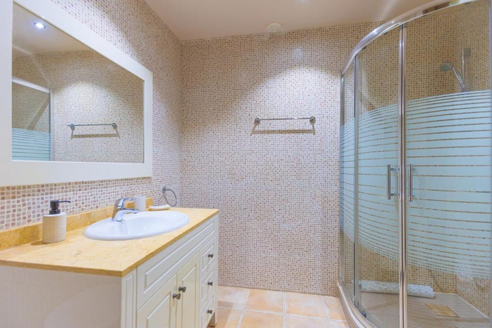Shower, Bathroom, towels
