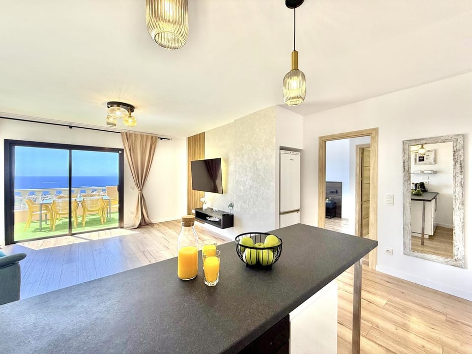 TV and multimedia, View (from property/room), Kitchen or kitchenette, Living room, Sea view
