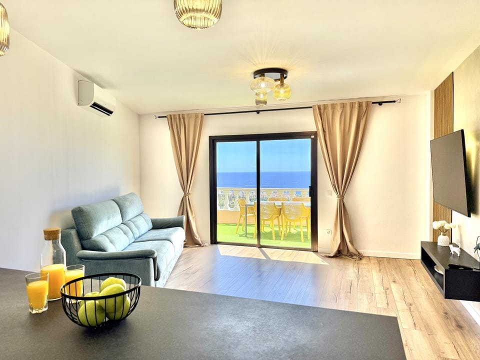 TV and multimedia, Living room, Photo of the whole room, Sea view, air conditioner