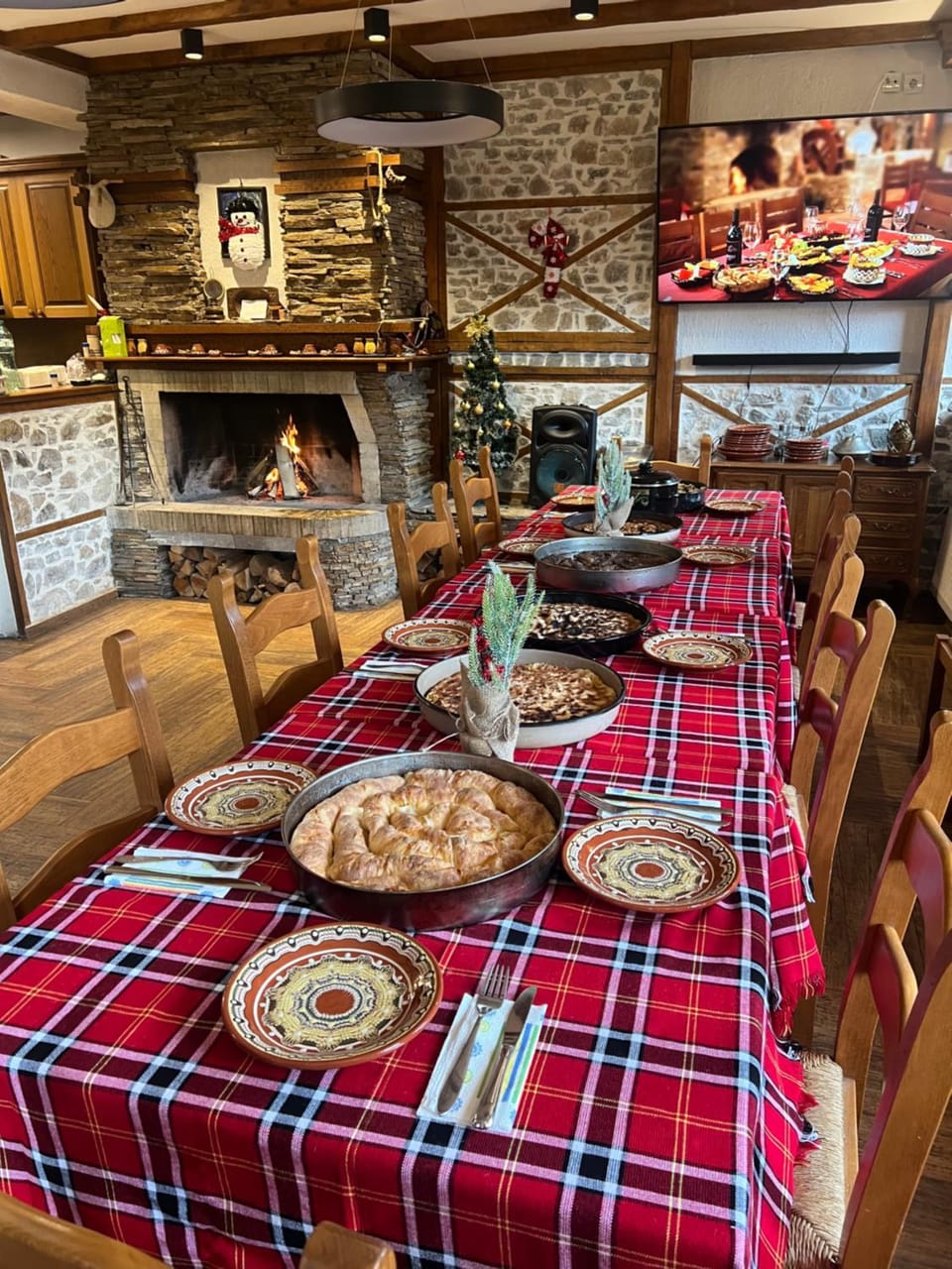 Food and drinks, Seating area, Dining area