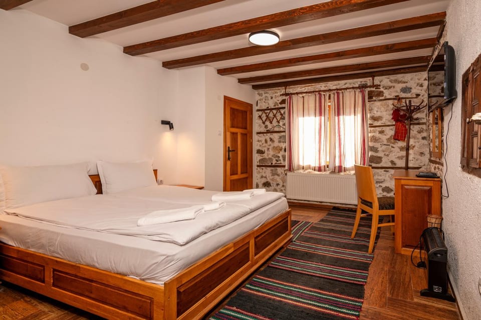 Bed, TV and multimedia, Seating area, Bedroom, Family, towels