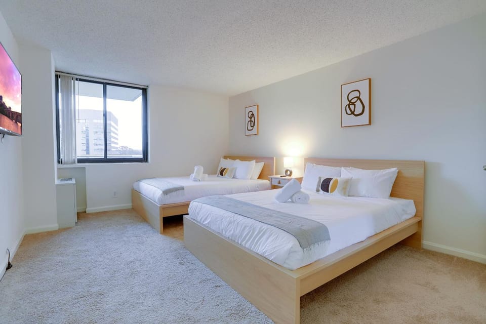 Bed, TV and multimedia, Photo of the whole room, Bedroom