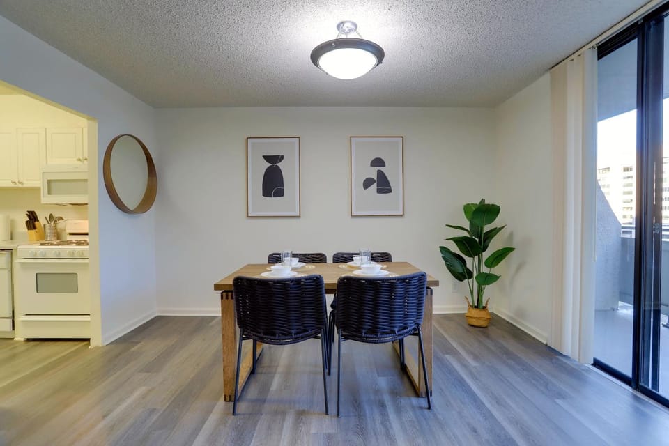 Kitchen or kitchenette, Dining area