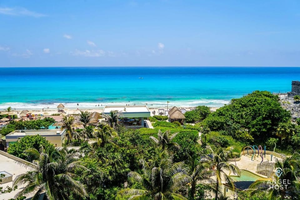Fabulous Oceanview Suite Access to Beach & Pools House in Cancun