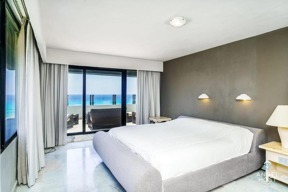 Fabulous Oceanview Suite Access to Beach & Pools House in Cancun