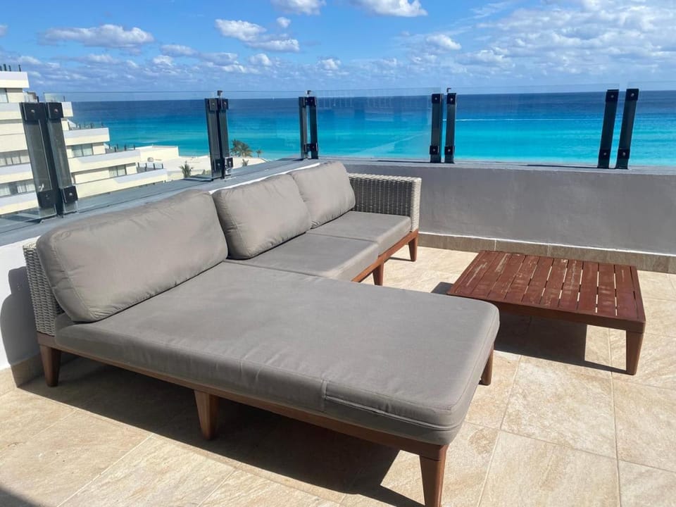 Fabulous Oceanview Suite Access to Beach & Pools House in Cancun