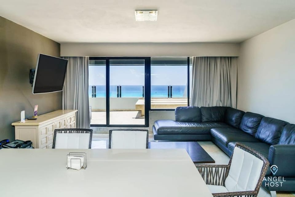 Fabulous Oceanview Suite Access to Beach & Pools House in Cancun