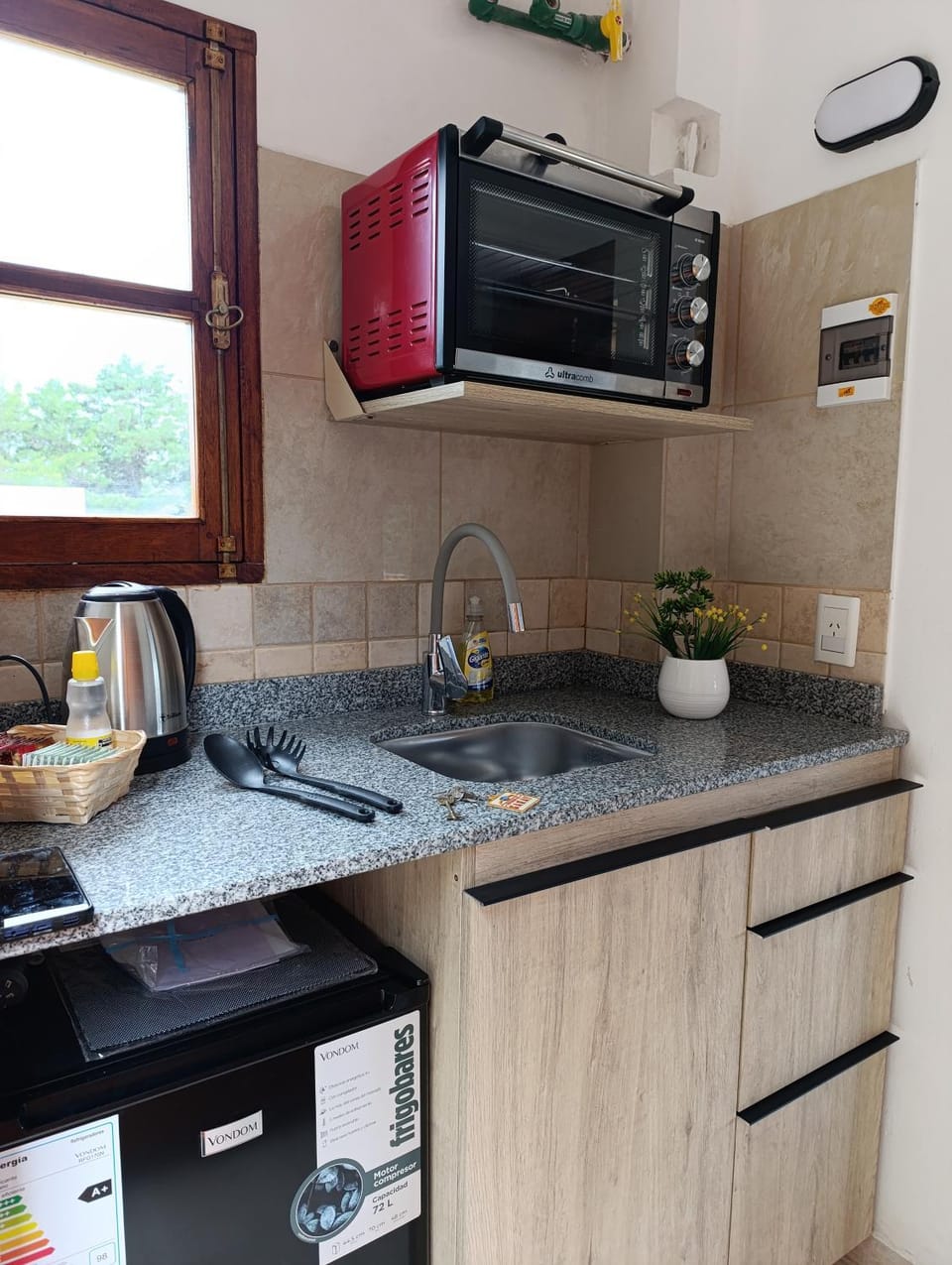 Kitchen or kitchenette, minibar