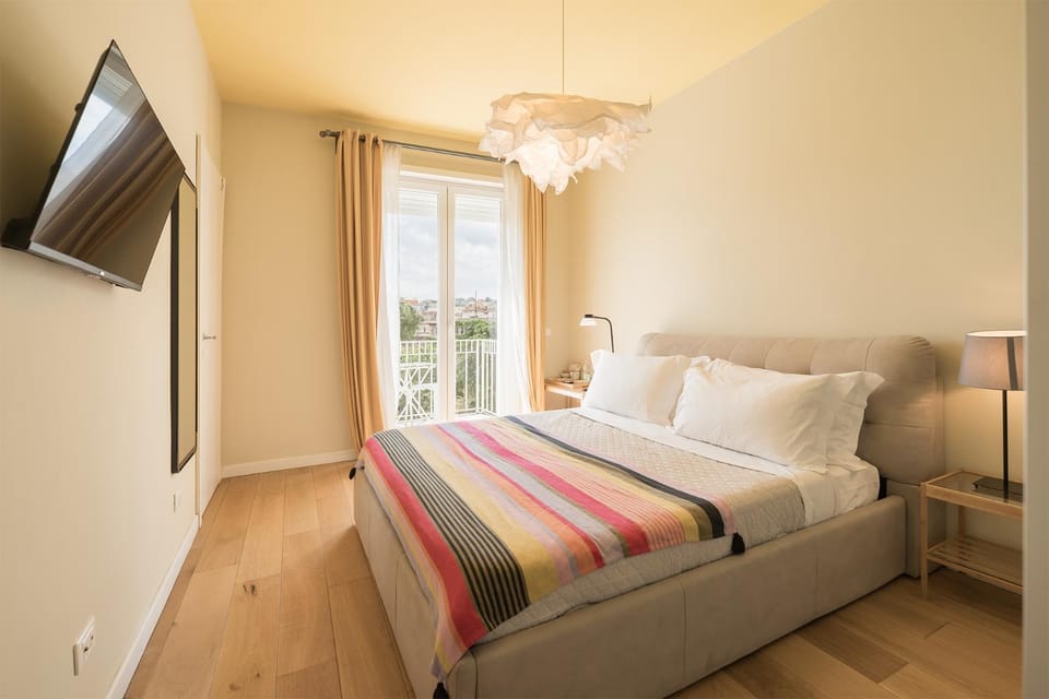 Bed, TV and multimedia, Photo of the whole room, Bedroom