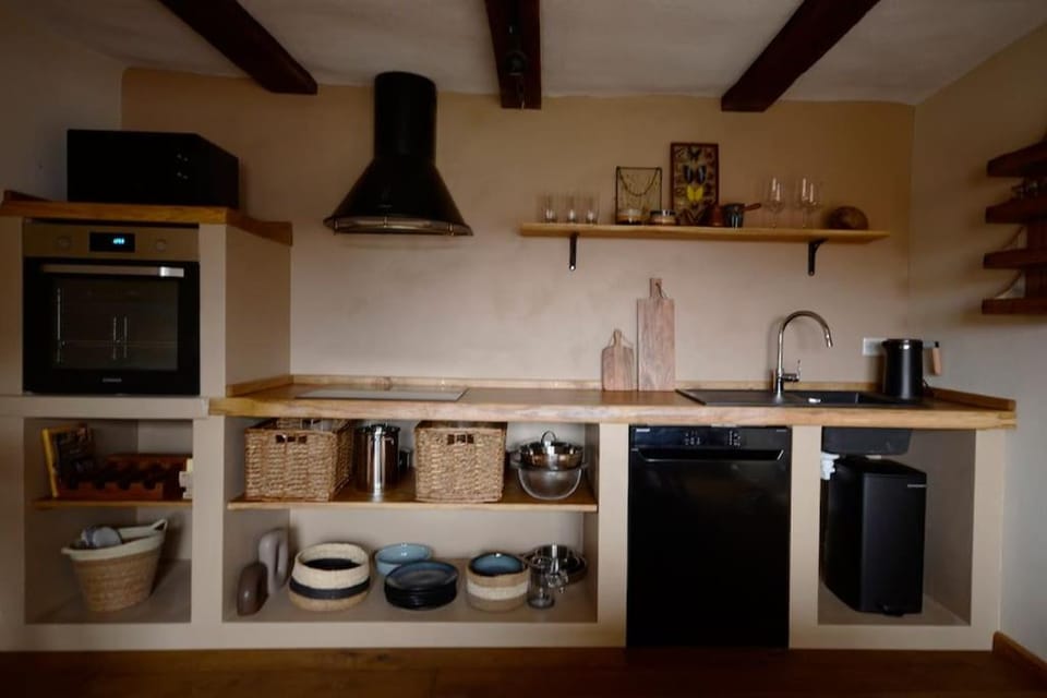 Coffee/tea facilities, Kitchen or kitchenette, dishwasher, oven, stove, toaster