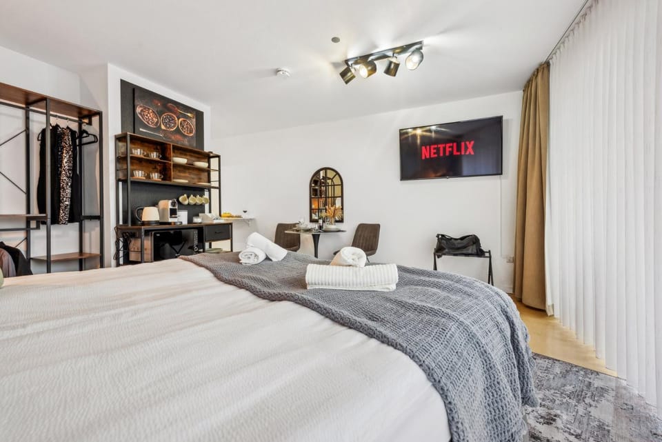Bed, TV and multimedia, Living room, Photo of the whole room, Bedroom