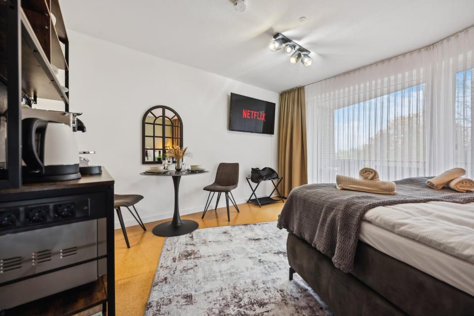 Bed, TV and multimedia, Bedroom