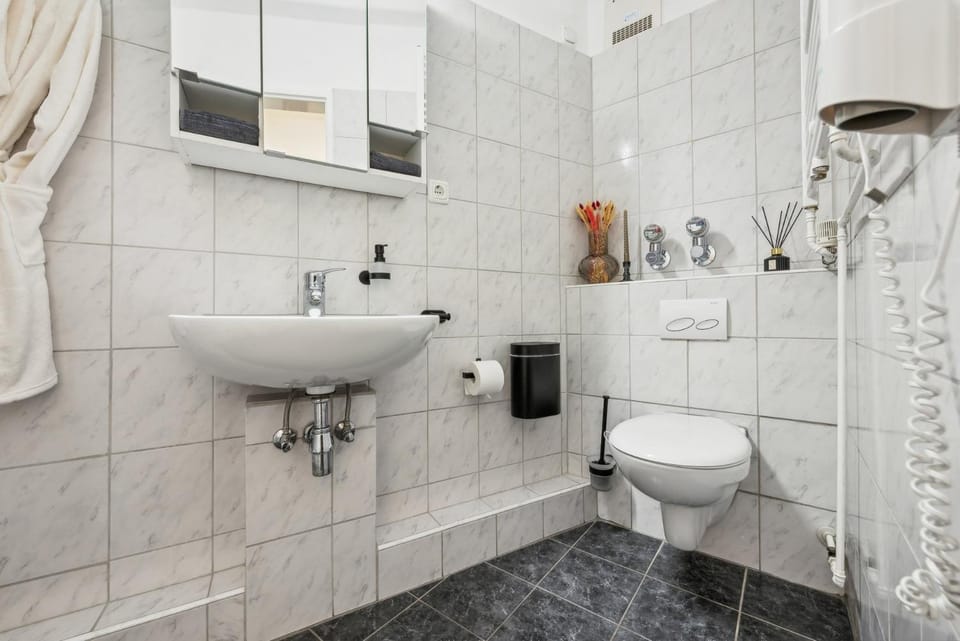 Shower, Toilet, Bathroom, towels