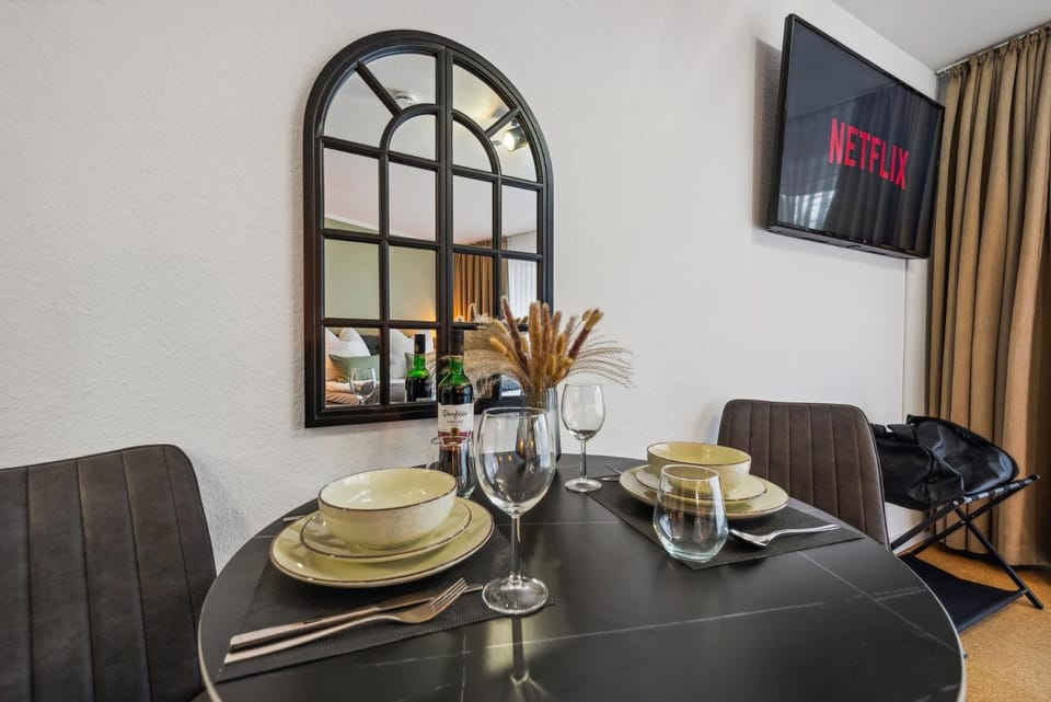 TV and multimedia, Seating area, Food