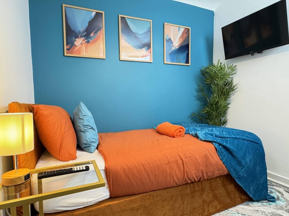TV Every Bedroom 4 Bed 2 Bath Free Parking House in Liverpool
