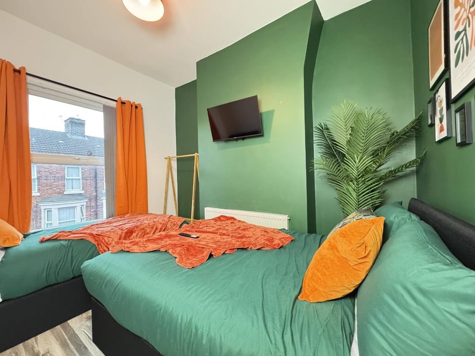TV Every Bedroom 4 Bed 2 Bath Free Parking House in Liverpool
