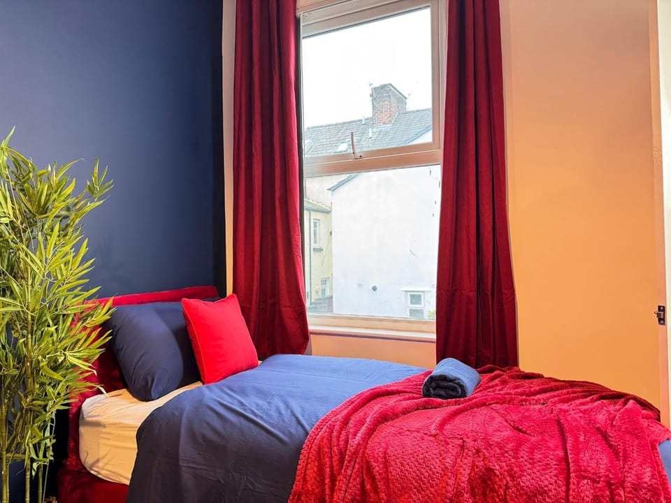 TV Every Bedroom 4 Bed 2 Bath Free Parking House in Liverpool