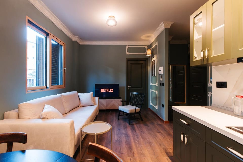 TV and multimedia, Kitchen or kitchenette, Living room, Seating area