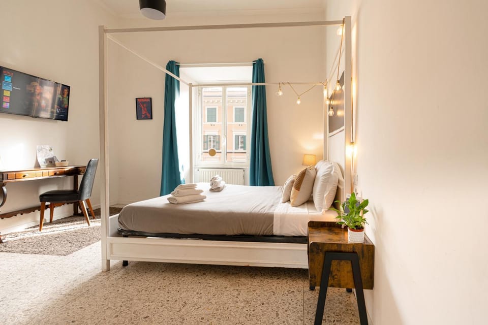 Bed, TV and multimedia, View (from property/room), Bedroom, City view