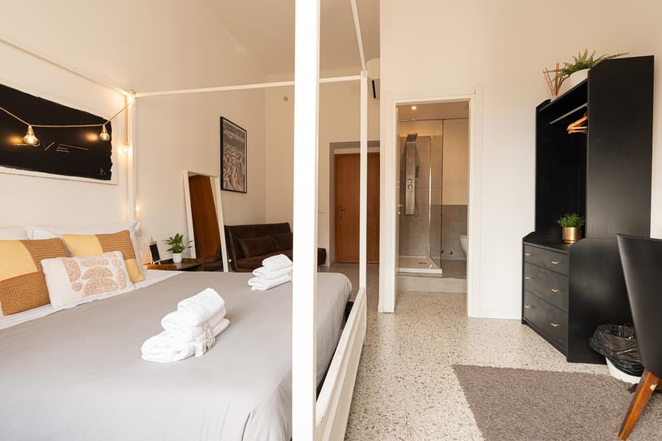Bed, Bathroom, Photo of the whole room, Decorative detail, Bedroom, towels