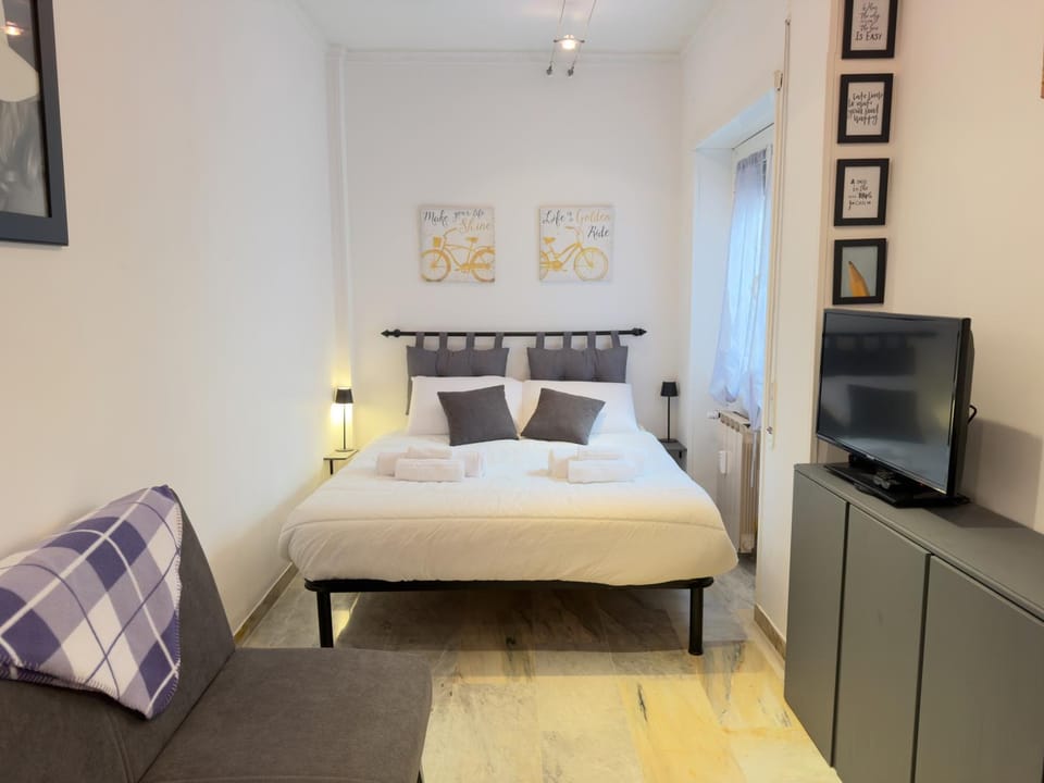 Bed, TV and multimedia, Photo of the whole room, Bedroom
