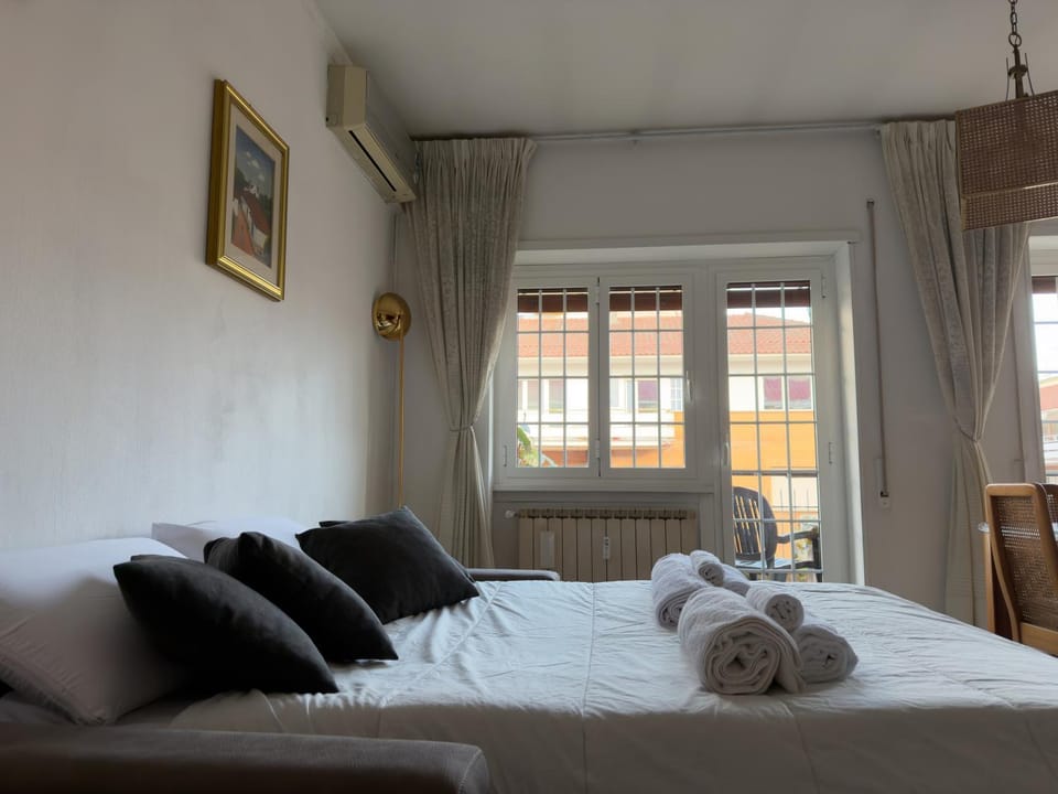 Bed, Photo of the whole room, Bedroom, towels