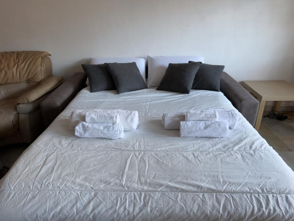 Bed, Photo of the whole room, Bedroom, towels